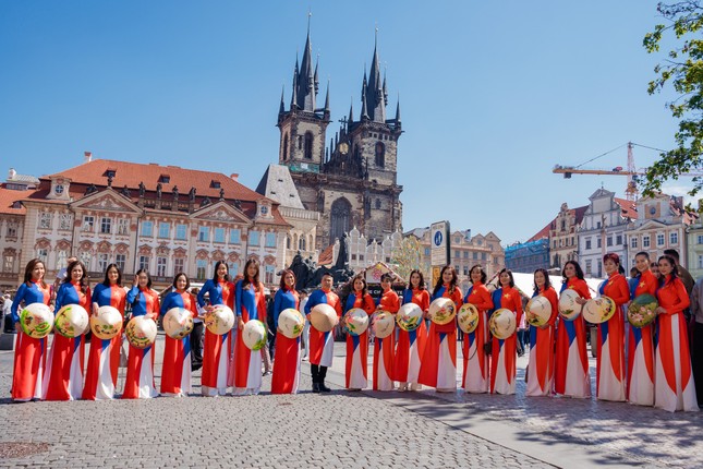 Áo dài Việt tỏa sáng ở thủ đô Praha, thu hút sự quan tâm của bạn bè quốc tế ảnh 4