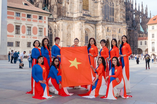 Áo dài Việt tỏa sáng ở thủ đô Praha, thu hút sự quan tâm của bạn bè quốc tế ảnh 1