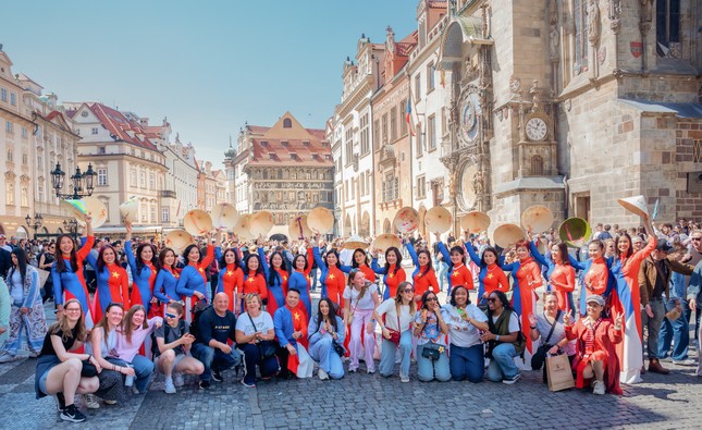 Áo dài Việt tỏa sáng ở thủ đô Praha, thu hút sự quan tâm của bạn bè quốc tế ảnh 3
