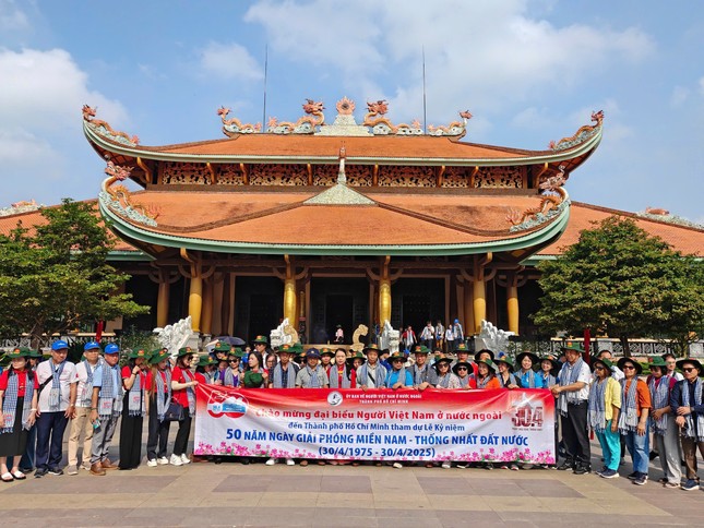 Đoàn kiều bào dự lễ kỷ niệm 50 năm thống nhất đất nước thăm và tặng quà tri ân tại huyện Củ Chi ảnh 2
