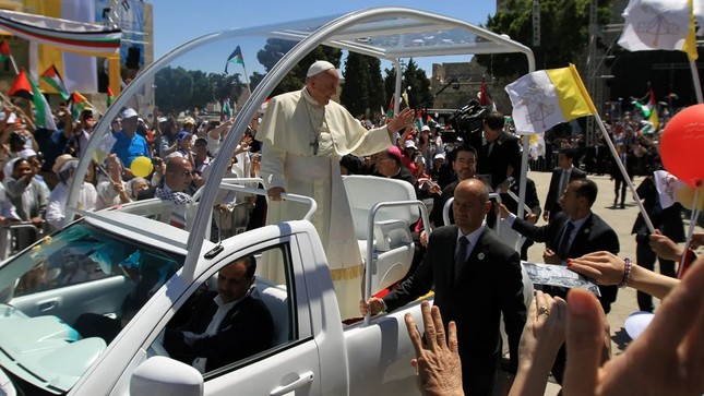 Xe hơi chở Giáo hoàng Francis sẽ trở thành trạm y tế lưu động cho trẻ em ở Dải Gaza ảnh 1