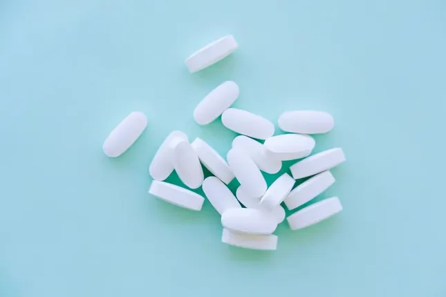 Chế thuốc giảm đau từ chất thải nhựa: Bí mật trong phòng thí nghiệm E.coli ảnh 1