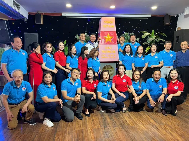 Thứ trưởng Bộ Ngoại giao Lê Thị Thu Hằng thăm cộng đồng người Việt Nam tại Ba Lan ảnh 2