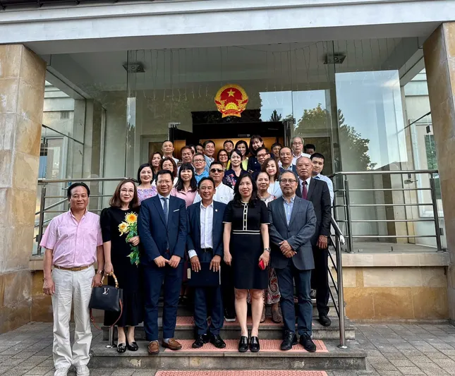Thứ trưởng Bộ Ngoại giao Lê Thị Thu Hằng thăm cộng đồng người Việt Nam tại Ba Lan ảnh 1