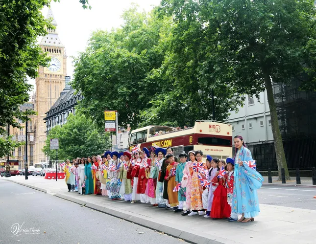 'Việt phục bộ hành' giữa London, lan tỏa giá trị văn hóa ảnh 2