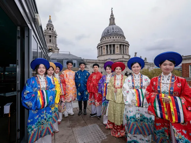 'Việt phục bộ hành' giữa London, lan tỏa giá trị văn hóa ảnh 1