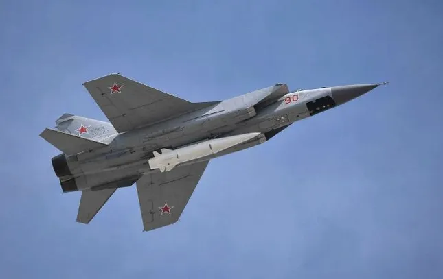 Nga dội ‘mưa’ tên lửa và UAV xuống Ukraine, máy bay Ba Lan vội xuất kích ảnh 1