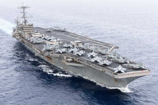 Houthi tuyên bố tấn công tàu sân bay Mỹ lần thứ sáu ảnh 1