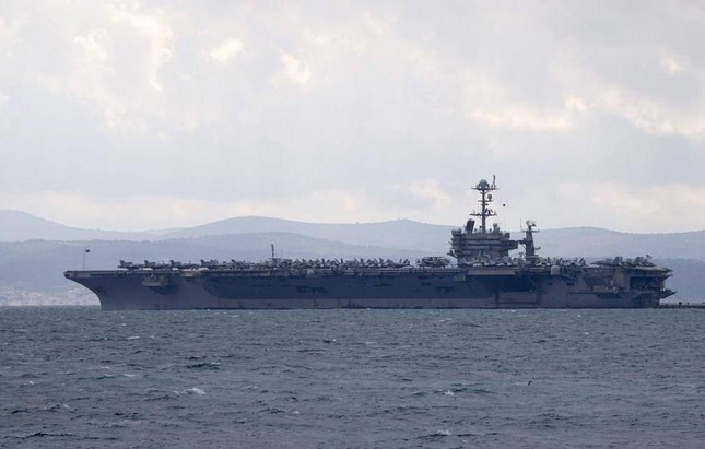 Houthi phóng tên lửa tấn công hai tàu sân bay Mỹ ảnh 1
