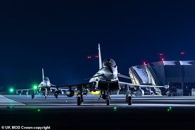 Anh lần đầu điều tiêm kích tấn công các mục tiêu quân sự của Houthi ảnh 1