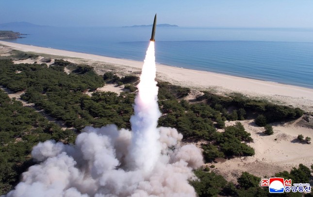 Chủ tịch Triều Tiên Kim Jong-un trực tiếp giám sát cuộc tập trận phản công hạt nhân ảnh 1