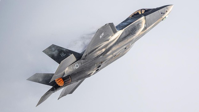 Tên lửa Houthi suýt bắn trúng tiêm kích tàng hình F-35 của Mỹ ảnh 1