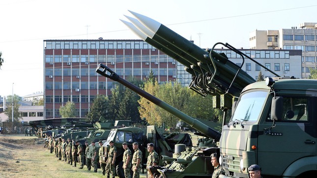 Tình báo Nga nói Serbia bí mật chuyển đạn pháo cho Ukraine ảnh 1
