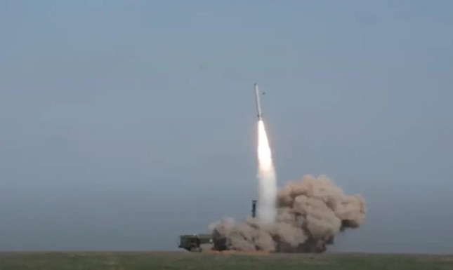 Nga phóng gần 500 tên lửa và máy bay không người lái tấn công Ukraine ảnh 1