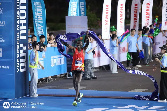 Vận động viên Kenya Victor Kipkemei vô địch VnExpress Marathon Quy Nhơn 2025 cùng GOYA Photon ảnh 1