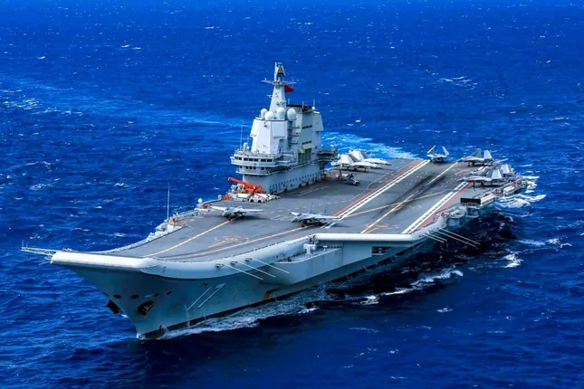 Tàu sân bay Sơn Đông lần đầu cập cảng Hồng Kông ảnh 1