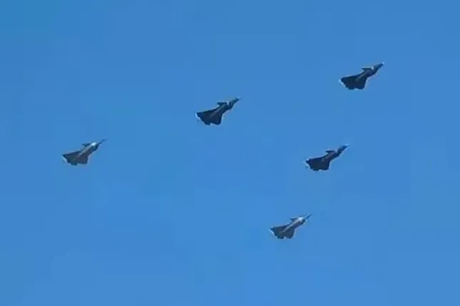 Dàn 'mãnh long' J-20A của Trung Quốc xuất hiện, hé lộ lễ duyệt binh quy mô lớn ảnh 1