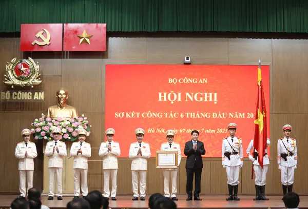 Trao Huân chương cao quý tặng Bộ Công an và các tập thể, cá nhân xuất sắc ảnh 2