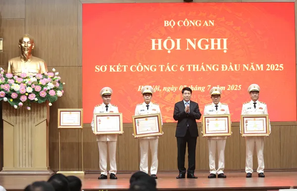 Trao Huân chương cao quý tặng Bộ Công an và các tập thể, cá nhân xuất sắc ảnh 3
