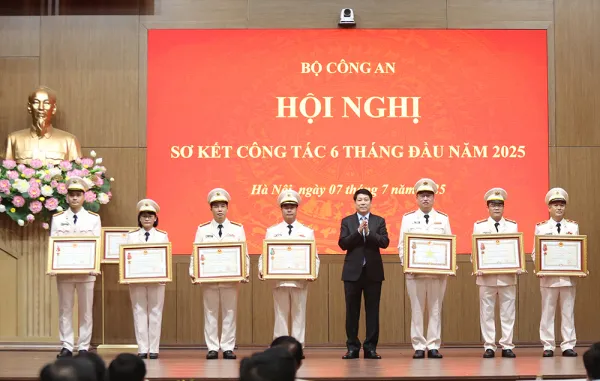 Trao Huân chương cao quý tặng Bộ Công an và các tập thể, cá nhân xuất sắc ảnh 4