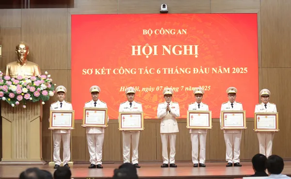 Trao Huân chương cao quý tặng Bộ Công an và các tập thể, cá nhân xuất sắc ảnh 5