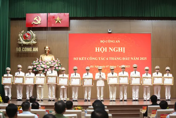 Trao Huân chương cao quý tặng Bộ Công an và các tập thể, cá nhân xuất sắc ảnh 6
