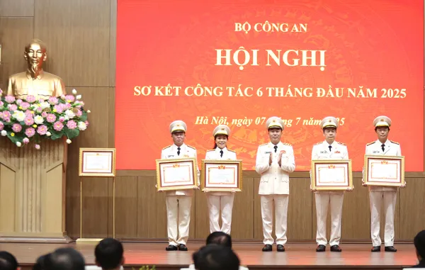 Trao Huân chương cao quý tặng Bộ Công an và các tập thể, cá nhân xuất sắc ảnh 7