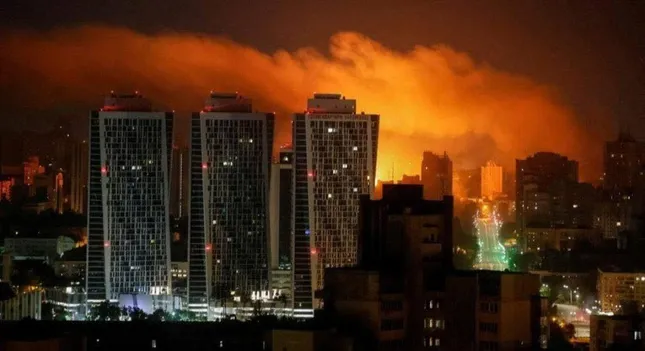 Tên lửa và máy bay không người lái tấn công Ukraine ảnh 2