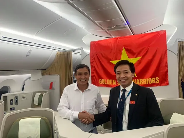 Cơ trưởng chuyến bay chở các nhà vô địch kể những chuyện lạ ảnh 1