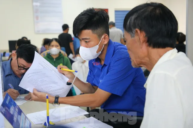 Người dân đến làm thủ tục tại Trung tâm Hành chính công đặc khu Phú Quốc tăng gấp 4 lần ảnh 2