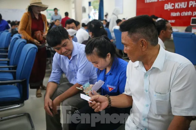 Người dân đến làm thủ tục tại Trung tâm Hành chính công đặc khu Phú Quốc tăng gấp 4 lần ảnh 10