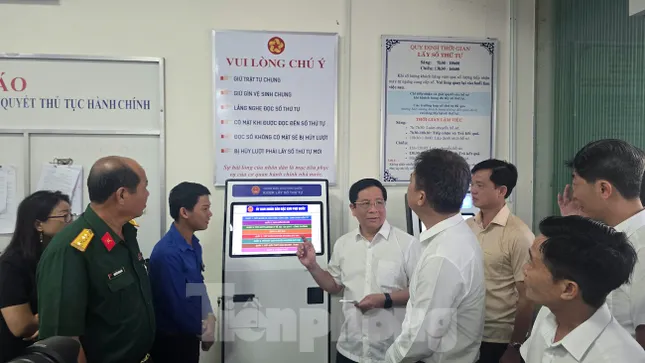 Người dân đến làm thủ tục tại Trung tâm Hành chính công đặc khu Phú Quốc tăng gấp 4 lần ảnh 11