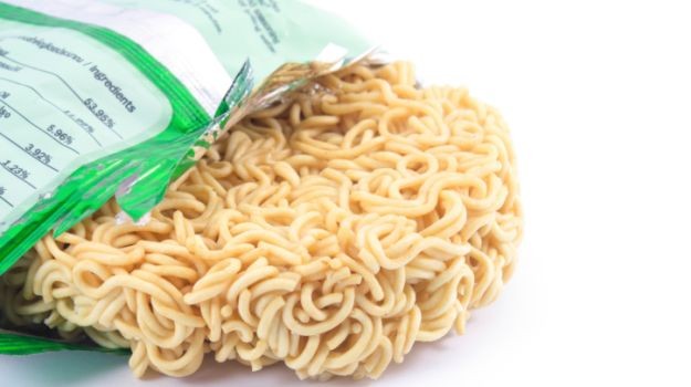 Nhiều chất độc hại vẫn tồn tại trong mì ăn liền