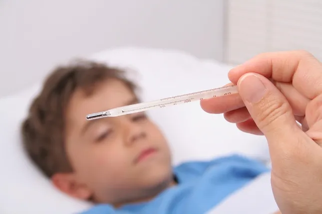 Cách phân biệt trẻ mắc cúm và bị cảm lạnh, cha mẹ cần biết để 'cứu' con ảnh 1