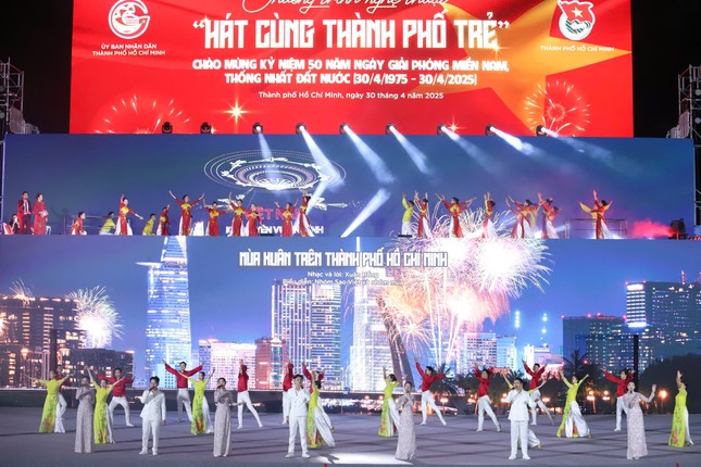 Nức lòng 'đại tiệc' pháo hoa mừng 50 năm thống nhất đất nước ảnh 28