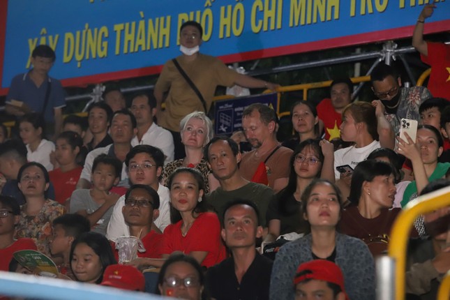 Nức lòng 'đại tiệc' pháo hoa mừng 50 năm thống nhất đất nước ảnh 27