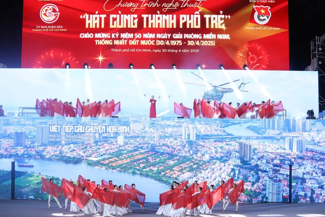 Nức lòng 'đại tiệc' pháo hoa mừng 50 năm thống nhất đất nước ảnh 25