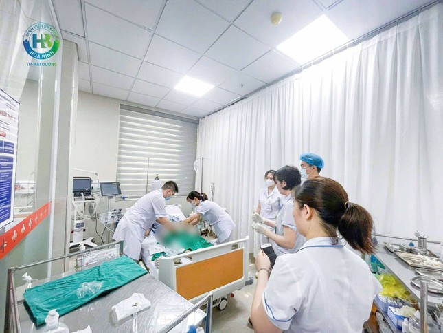 Bé gái đuối nước nguy kịch không có người thân được người đi đường đưa vào BV cấp cứu ảnh 2