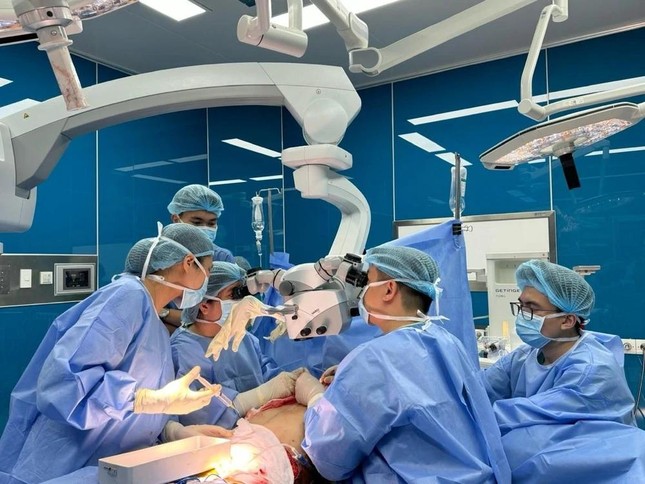 Dùng đại tràng của chính bệnh nhân tạo hình thực quản, cứu người đàn ông mắc hai bệnh ung thư ảnh 1