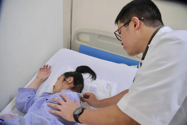 Tê tay, đau cổ tưởng thoái hóa – hóa ra u tủy cổ suýt liệt toàn thân ảnh 1