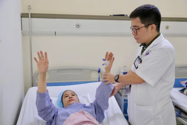 Tê tay, đau cổ tưởng thoái hóa – hóa ra u tủy cổ suýt liệt toàn thân ảnh 2