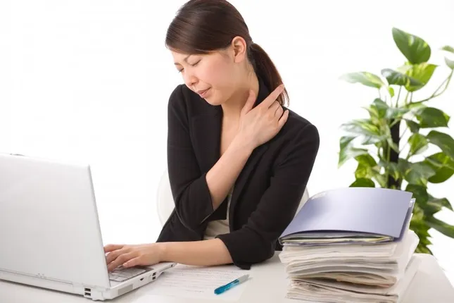 Đau vai gáy: Nên đi khám vì dễ nhầm với các bệnh lý lao cột sống, u phổi ảnh 1