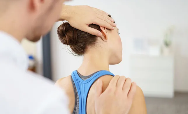 Đau vai gáy: Nên đi khám vì dễ nhầm với các bệnh lý lao cột sống, u phổi ảnh 2