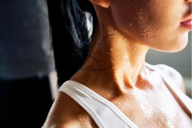 Đổ mồ hôi 'đầm đìa' trên người: Có thể là dấu hiệu cảnh báo đau tim, mắc ung thư ảnh 1