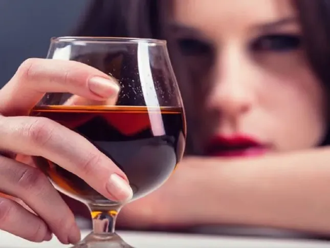 Không chỉ 'nát gan, hỏng thận', người uống rượu còn bị phá hủy thần kinh 'khủng khiếp' thế này ảnh 2