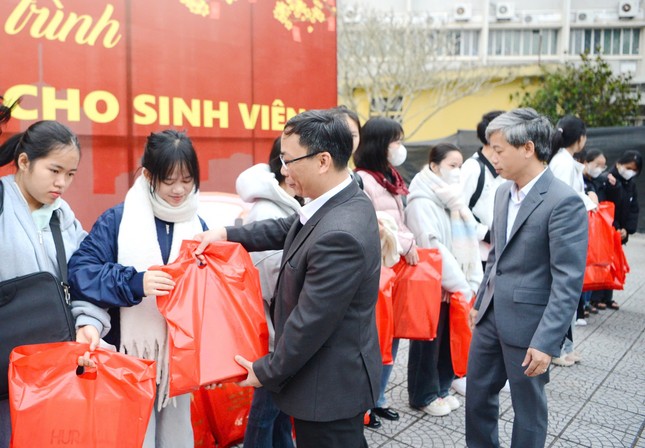 Ấm lòng những chuyến xe miễn phí của Đoàn, Hội tại Huế đưa sinh viên về quê đón Tết ảnh 8