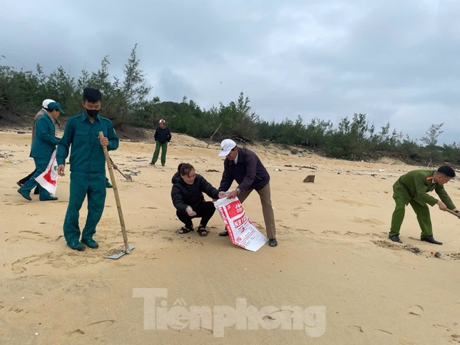 Thu gom 40 tấn dầu vón cục tràn bờ tại vịnh Lăng Cô và vùng lân cận ảnh 4