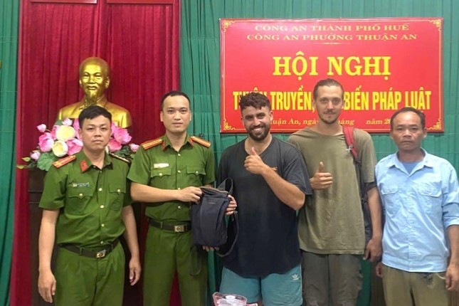Du khách cảm kích hành động của nhóm sinh viên ở Huế ảnh 1