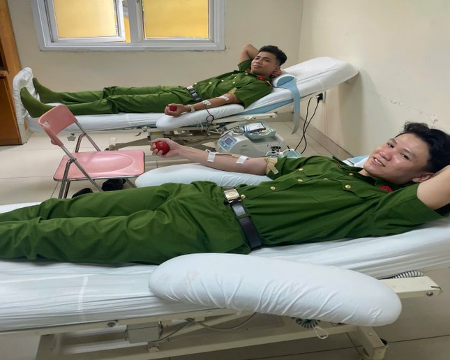 Nghĩa cử đẹp của 3 chiến sĩ trẻ Công an TP Huế ảnh 1
