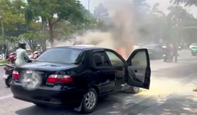 Ô tô con bốc cháy dữ dội trên đường phố trung tâm Huế ảnh 1